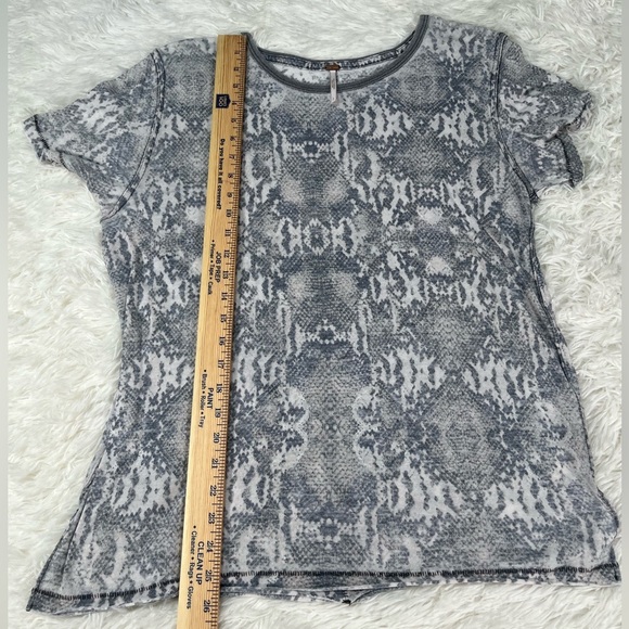 Free People | Tourist Crew Neck Tee Gray Snake Print - Picture 11 of 11